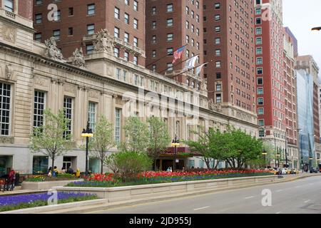 CHICAGO, ILLINOIS, USA - 12. Mai 2018: Außenansicht des Hilton Chicago. Stockfoto