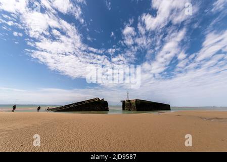 Thorpe Bay, Essex, Großbritannien. 19. Juni 2022. Ein Abschnitt des D-Day Mulberry Harbour aus dem Zweiten Weltkrieg wurde in der Themse-Mündung über eine Meile vor der Küste von Thorpe Bay in der Nähe von Southend on Sea nach Schwierigkeiten, als er 1944 unter Schlepptau lag, befahren und liegt seitdem dort. Es ist jetzt ein geplantes Denkmal und ist in zwei zerbrochen. Der riesige Phoenix Caisson ist bei Ebbe zu Fuß kurz erreichbar, obwohl viele von den RNLI gerettet werden mussten, wenn die Meerwasser zurückkehren Stockfoto