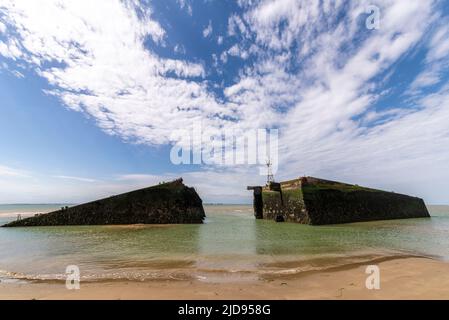 Thorpe Bay, Essex, Großbritannien. 19. Juni 2022. Ein Abschnitt des D-Day Mulberry Harbour aus dem Zweiten Weltkrieg wurde in der Themse-Mündung über eine Meile vor der Küste von Thorpe Bay in der Nähe von Southend on Sea nach Schwierigkeiten, als er 1944 unter Schlepptau lag, befahren und liegt seitdem dort. Es ist jetzt ein geplantes Denkmal und ist in zwei zerbrochen. Der riesige Phoenix Caisson ist bei Ebbe zu Fuß kurz erreichbar, obwohl viele von den RNLI gerettet werden mussten, wenn die Meerwasser zurückkehren Stockfoto