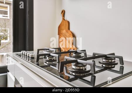 Gasherd in der Küche. Moderne Küche zu Hause mit Geschirr Stockfoto