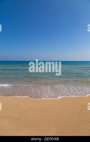 Blick auf das Mittelmeer, am Golden Beach in Zypern Stockfoto