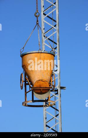 Ein Fundament durch ein Silo mit Beton füllen Stockfoto