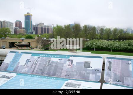 CHICAGO, ILLINOIS, USA - 12. MAI 2018: Blick über die Parks von Chicago mit einer Plakatwand Stockfoto