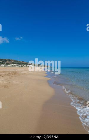 Blick entlang der Küste am Golden Beach auf der Insel Zypern Stockfoto