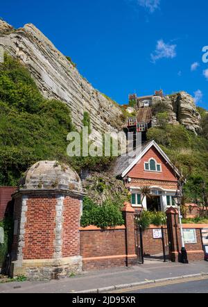 Die West Hill Cliff Railway, oder West Hill Lift, ist eine Standseilbahn in der englischen Küstenstadt Hastings, East Sussex, England, Großbritannien Stockfoto