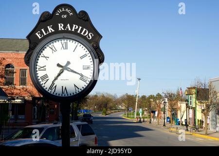 ELK RAPIDS, MICHIGAN, USA - 16. MAI 2018: Hauptstraße in der kleinen amerikanischen Stadt Elk Rapids im Norden von Michigan mit alter Langkoffuhr Stockfoto