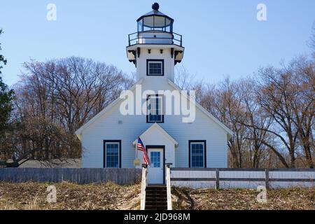 TRAVERSE CITY, MICHIGAN, USA - 16. Mai 2018: Außenansicht des Mission Point Lighthouse im Norden von Michigan Stockfoto