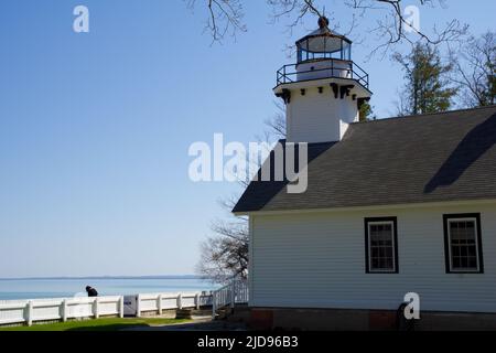 TRAVERSE CITY, MICHIGAN, USA - 16. Mai 2018: Außenansicht des Mission Point Lighthouse im Norden von Michigan Stockfoto