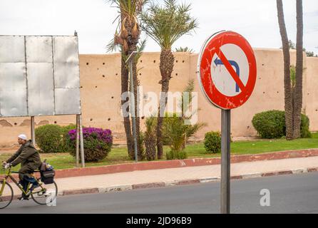 Links abbiegen nicht erlaubt Straßenschild Straßenschilder in Marrakesch, Marokko Stockfoto