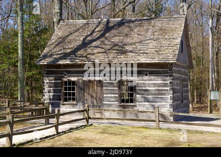 TRAVERSE CITY, MICHIGAN, USA - 16. Mai 2018: Außenansicht einer alten restaurierten Hütte in der Nähe des Mission Point Lighthouse im Norden von Michigan Stockfoto