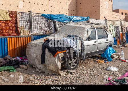Second-Hand-Kleidung Kleidung verkauft auf dem vernachlässigten Auto auf dem Flohmarkt auf der Straße in Marrakesch, Marokko Stockfoto