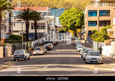 Kapstadt, Südafrika - 12. Mai 2022: Straßenszene auf der Sea Point Breach Front Avenue Stockfoto