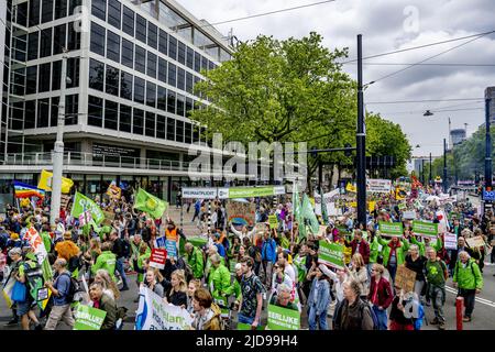 Rotterdam, Niederlande. 19.. Juni 2022. 2022-06-19 15:25:58 ROTTERDAM - Teilnehmer während des klimamarsches. Mit dem marsch sprachen sich die Demonstranten gegen fossile Brennstoffe und den Krieg in der Ukraine aus. ANP ROBIN UTRECHT netherlands Out - belgium Out Credit: ANP/Alamy Live News Stockfoto