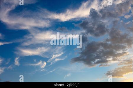 Sonnenaufgang bunte Wolke auf blauem Himmel Hintergrund. Cumulus Moltescape weiß graue Farbe und orangefarbener Farbton. Sonnenuntergang Licht Farbe der bewölkten Himmel. Dämmerung, Dämmerung Stockfoto