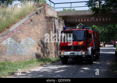 Treuenbrietzen, Deutschland. 19.. Juni 2022. Ein Einsatzfahrzeug der Feuerwehr ist auf dem Weg zum Waldbrand im Landkreis Frohnsdorf. Zunehmende Winde verschlechterten am Sonntag die Situation beim Waldbrand, der am 17.06.2022 ausgebrochen war. Quelle: Paul Zinken/dpa/Alamy Live News Stockfoto