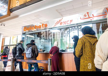 Passagiere, die in der Warteschlange stehen, stehen Schlange, um das Ticket am ONCF-Ticketschalter, Bahnhof in Marrakesch, Marokko, zu kaufen Stockfoto