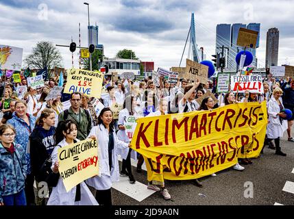Rotterdam, Niederlande. 19.. Juni 2022. 2022-06-19 14:36:42 ROTTERDAM - Teilnehmer während des klimamarsches. Mit dem marsch sprachen sich die Demonstranten gegen fossile Brennstoffe und den Krieg in der Ukraine aus. ANP ROBIN UTRECHT netherlands Out - belgium Out Credit: ANP/Alamy Live News Stockfoto