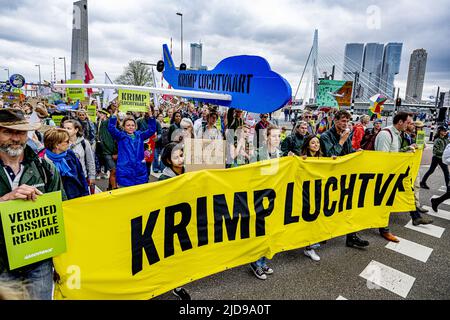 Rotterdam, Niederlande. 19.. Juni 2022. 2022-06-19 14:41:16 ROTTERDAM - Teilnehmer während des klimamarsches. Mit dem marsch sprachen sich die Demonstranten gegen fossile Brennstoffe und den Krieg in der Ukraine aus. ANP ROBIN UTRECHT netherlands Out - belgium Out Credit: ANP/Alamy Live News Stockfoto