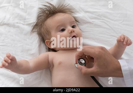 Arzt verwendet Stethoskop hört Baby Herzschlag, Nahaufnahme Stockfoto