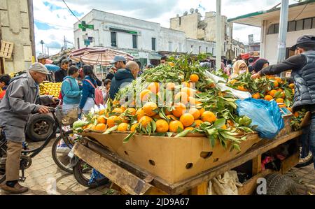 Orangen, die auf dem traditionellen Straßenmarkt in Ancienne Medina, Casca, Marokko, verkauft werden Stockfoto