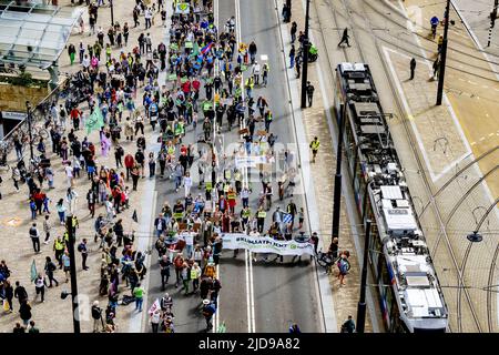 Rotterdam, Niederlande. 19.. Juni 2022. 2022-06-19 15:04:17 ROTTERDAM - Teilnehmer während des klimamarsches. Mit dem marsch sprachen sich die Demonstranten gegen fossile Brennstoffe und den Krieg in der Ukraine aus. ANP ROBIN UTRECHT netherlands Out - belgium Out Credit: ANP/Alamy Live News Stockfoto