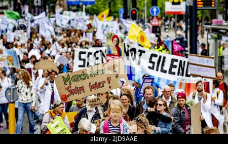 Rotterdam, Niederlande. 19.. Juni 2022. 2022-06-19 15:28:59 ROTTERDAM - Teilnehmer während des klimamarsches. Mit dem marsch sprachen sich die Demonstranten gegen fossile Brennstoffe und den Krieg in der Ukraine aus. ANP ROBIN UTRECHT netherlands Out - belgium Out Credit: ANP/Alamy Live News Stockfoto