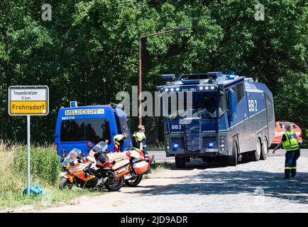 Treuenbrietzen, Deutschland. 19.. Juni 2022. Eine Wasserkanone der Polizei fährt zum Schauplatz des Waldbrands im Landkreis Frohnsdorf. Zunehmende Winde verschlechterten am Sonntag die Situation beim Waldbrand, der am 17.06.2022 ausgebrochen war. Quelle: Paul Zinken/dpa/Alamy Live News Stockfoto