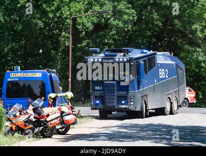 Treuenbrietzen, Deutschland. 19.. Juni 2022. Eine Wasserkanone der Polizei fährt zum Schauplatz des Waldbrands im Landkreis Frohnsdorf. Zunehmende Winde verschlechterten am Sonntag die Situation beim Waldbrand, der am 17.06.2022 ausgebrochen war. Quelle: Paul Zinken/dpa/Alamy Live News Stockfoto