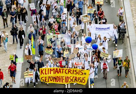 Rotterdam, Niederlande. 19.. Juni 2022. 2022-06-19 14:56:24 ROTTERDAM - Teilnehmer während des klimamarsches. Mit dem marsch sprachen sich die Demonstranten gegen fossile Brennstoffe und den Krieg in der Ukraine aus. ANP ROBIN UTRECHT netherlands Out - belgium Out Credit: ANP/Alamy Live News Stockfoto