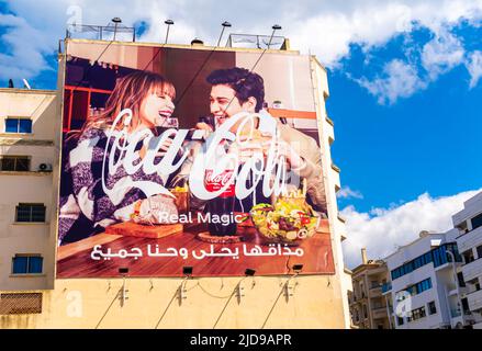 Coca-Cola echte magische Außenwand Werbespot Werbekampagne auf dem Gebäude in Casablanca, Marokko, Nordafrika Stockfoto
