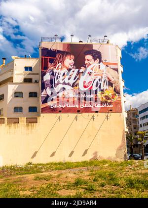 Coca-Cola echte magische Außenwand Werbespot Werbekampagne auf dem Gebäude in Casablanca, Marokko, Nordafrika Stockfoto