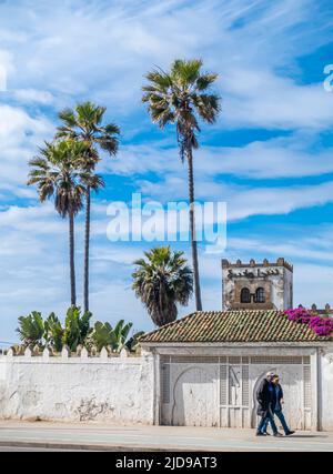 Historische Mauer und traditionelle Gebäude in einer wohlhabenden Gegend von Ain Diab, Casca, Marokko Stockfoto