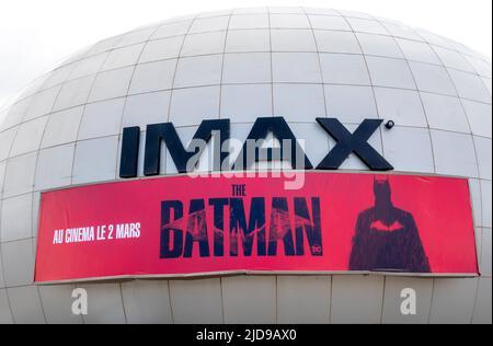 Außenansicht des marokkanischen Einkaufszentrums mit IMAX-Schild und Batman 2022-Filmposter in Cascell, Marokko Stockfoto
