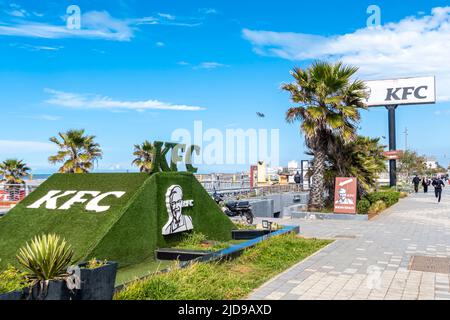 Zufahrt und Eingang des KFC-Restaurants, Beschilderung auf Bd de l'Océan Atlantique, Casca, Marokko Stockfoto