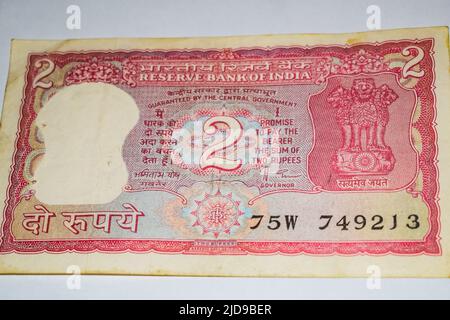 Alte zwei Rupien-Noten auf dem Tisch kombiniert, Indien-Geld auf dem rotierenden Tisch. Alte indische Währung auf einem rotierenden Tisch, indische Währung auf dem Ta Stockfoto