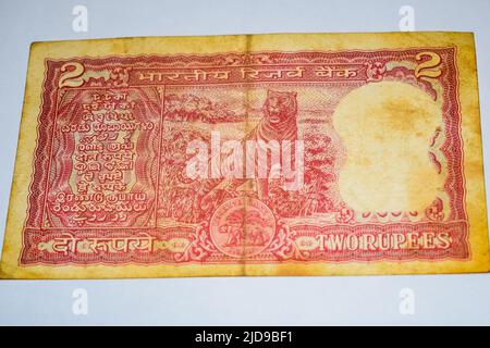 Alte zwei Rupien-Noten auf dem Tisch kombiniert, Indien-Geld auf dem rotierenden Tisch. Alte indische Währung auf einem rotierenden Tisch, indische Währung auf dem Ta Stockfoto