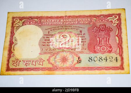 Alte zwei Rupien-Noten auf dem Tisch kombiniert, Indien-Geld auf dem rotierenden Tisch. Alte indische Währung auf einem rotierenden Tisch, indische Währung auf dem Ta Stockfoto