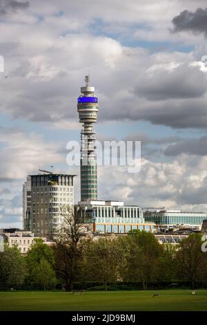 BT Tower, denkmalgeschütztes Telekommunikationsturm in Fitzrovia, London, England, Blick vom Regent's Park Stockfoto