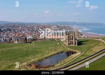 Erhöhte Sicht auf Whitby Stadt und Abtei von über dem Abteich Stockfoto