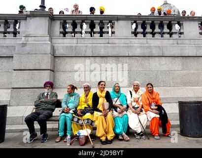 Mitglieder der Sikh-Gemeinde aus ganz Großbritannien sitzen am Trafalgar Square in London zu einer Kundgebung anlässlich des 38.. Jahrestages des Amritsar-Massakers 1984. Bilddatum: Sonntag, 19. Juni 2022. Stockfoto