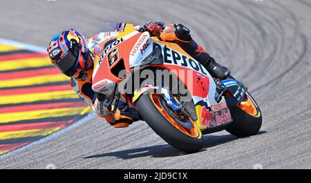 Hohenstein Ernstthal, Deutschland. 19.. Juni 2022. Motorsport/Motorrad, großer Preis von Deutschland, MotoGP, auf dem Sachsenring. Stefan Bradl aus Deutschland vom Repsol Honda Team auf der Strecke. Quelle: Hendrik Schmidt/dpa/Alamy Live News Stockfoto
