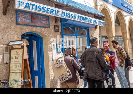 Patisserie Driss, fondee en 1928. Pastries, Süßigkeiten und Kuchen, historisches Geschäft und Café in Essaouira, Marokko Stockfoto