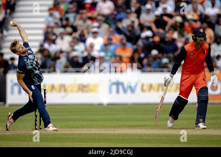 2022-06-19 14:11:24 AMSTELVEEN - David Willey von England in Aktion gegen die Niederlande. Das niederländische Cricket-Team spielt sein zweites Spiel gegen England in der ICC Cricket World Cup Super League im Amsterdamse Bos, auf der VRA-Website. Das Turnier bietet einen Blick auf die Weltmeisterschaft, die 2023 in Indien stattfinden wird. ANP SANDER KONING niederlande Out - belgien Out Stockfoto