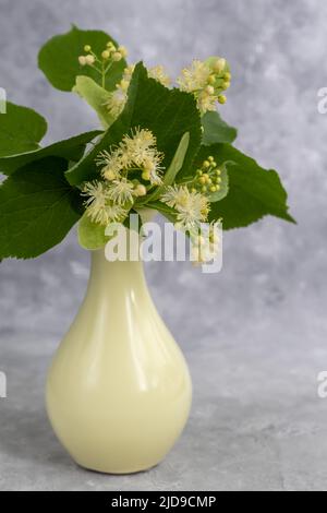 Blumenstrauß in einer Vase. Muttertag, Frauentag, Valentinstag oder Geburtstag. Platz kopieren Stockfoto