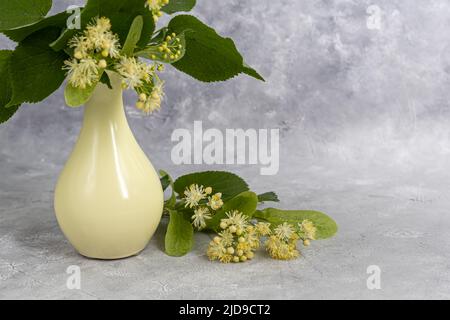 Blumenstrauß in einer Vase. Muttertag, Frauentag, Valentinstag oder Geburtstag. Platz kopieren Stockfoto