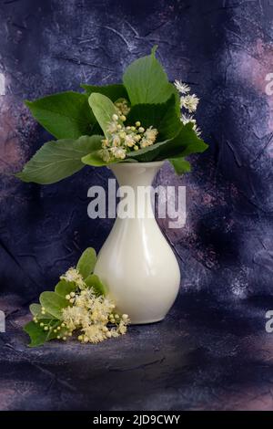 Blumenstrauß in einer Vase. Muttertag, Frauentag, Valentinstag oder Geburtstag. Platz kopieren Stockfoto