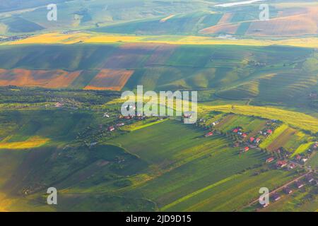 Blick von oben auf die grünen Hügel. Spektakuläre Luftaufnahme von Feldern und Wiesen Stockfoto