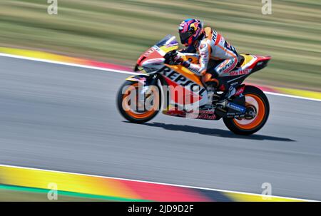 Hohenstein Ernstthal, Deutschland. 19.. Juni 2022. Motorsport/Motorrad, großer Preis von Deutschland, MotoGP, auf dem Sachsenring. Stefan Bradl aus Deutschland vom Repsol Honda Team auf der Strecke. Quelle: Hendrik Schmidt/dpa/Alamy Live News Stockfoto