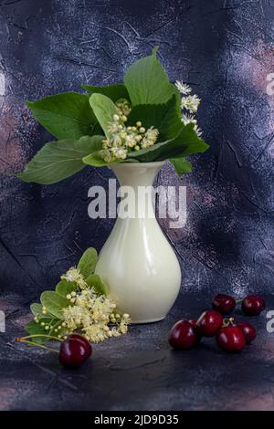 Blumenstrauß in einer Vase. Muttertag, Frauentag, Valentinstag oder Geburtstag. Platz kopieren Stockfoto