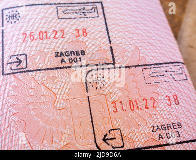 Grenzübergangsmarken mit Namen des kroatischen, Zagreb Grenzpunkte in einem offenen russischen Pass Stockfoto